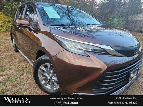 Used 2021 Toyota Sienna XLE image 1