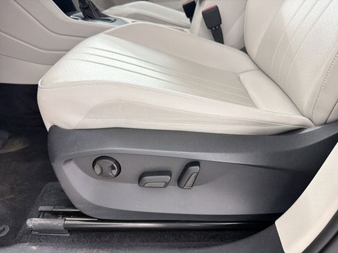 Used 2024 Volkswagen Tiguan SE image 13