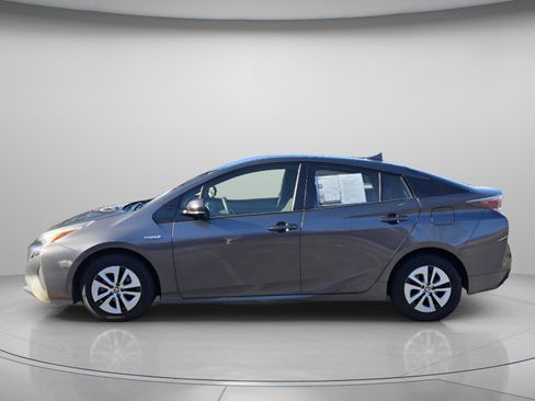 Used 2018 Toyota Prius Four image 2