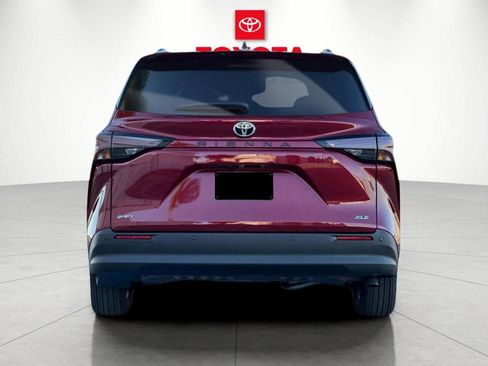 New 2026 Toyota Sienna XLE image 4