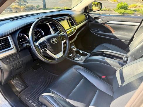 Used 2015 Toyota Highlander XLE AWD/4WD image 9