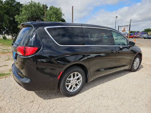 Used 2023 Chrysler Voyager LX FWD image 11