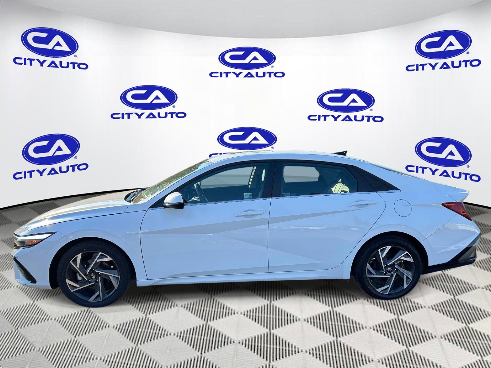 Used 2025 Hyundai Elantra Limited FWD image 7