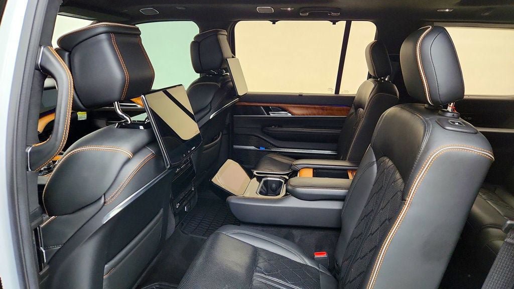 Used 2022 Jeep Grand Wagoneer Series III w/ Rear Seat Video Group 1 AWD/4WD image 19