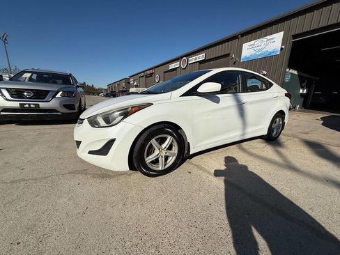 Used 2016 Hyundai Elantra SE image 16