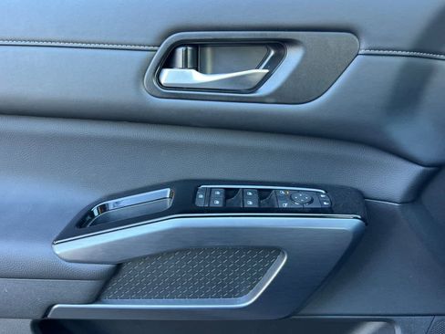 Certified 2025 Nissan Pathfinder SL image 13