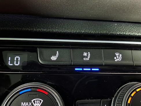 Used 2020 Volkswagen Atlas Cross Sport SEL Premium AWD/4WD image 16