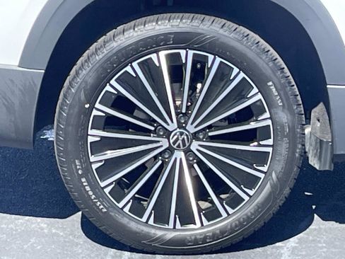 Certified 2025 Volkswagen Taos SE w/ Panoramic Sunroof Package image 9