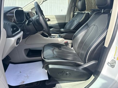 Used 2024 Chrysler Pacifica Limited image 14