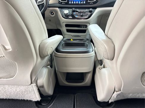 Used 2017 Chrysler Pacifica Touring-L w/ Tire & Wheel Group FWD image 26
