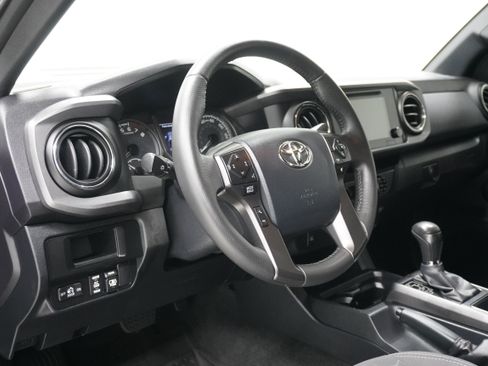 Used 2017 Toyota Tacoma TRD Sport w/ Tow Package AWD/4WD image 11