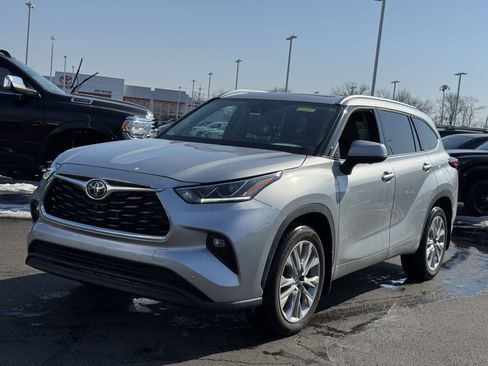 Used 2023 Toyota Highlander Limited image 11