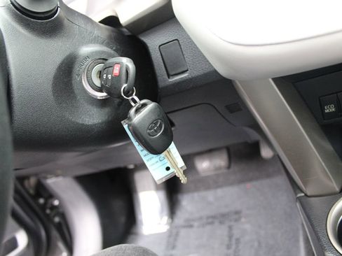 Used 2014 Toyota RAV4 XLE image 29