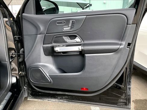 Used 2025 Mercedes-Benz GLB 250 image 21