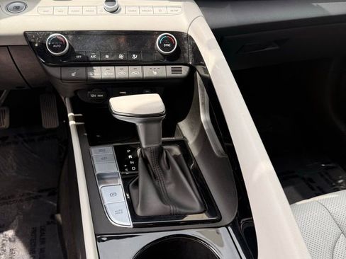 Used 2025 Hyundai Elantra Limited image 8