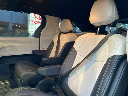 Used 2025 Toyota Sienna Limited image 11