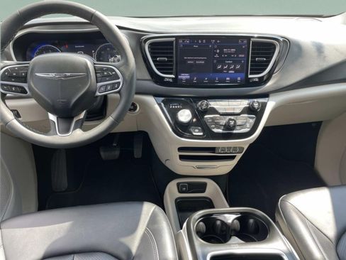 Used 2024 Chrysler Pacifica Touring-L FWD image 10