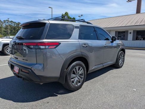Used 2022 Nissan Pathfinder SV w/ SV Premium Package AWD/4WD image 5