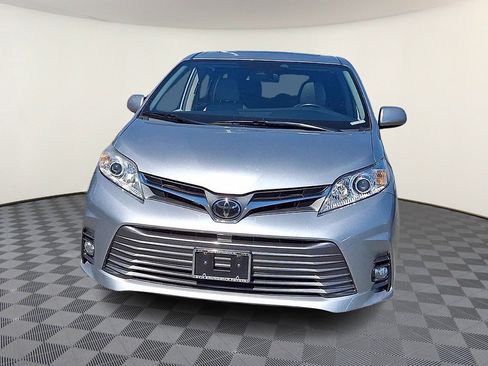 Used 2019 Toyota Sienna XLE w/ XLE Navigation Package FWD image 3