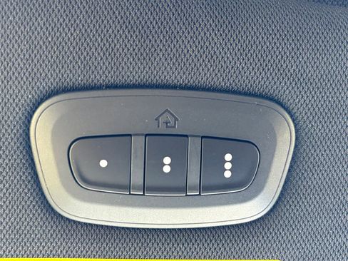 New 2026 Chrysler Pacifica Limited w/ Uconnect Theater Family Group image 26