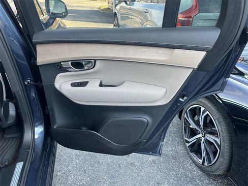 Used 2025 Volvo XC90 T8 Plus w/ Protection Package Premier image 21