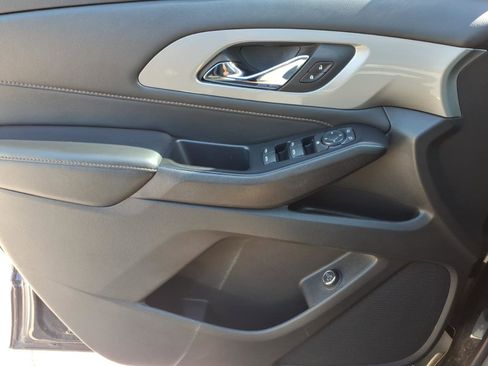 Used 2021 Chevrolet Traverse LT FWD image 22