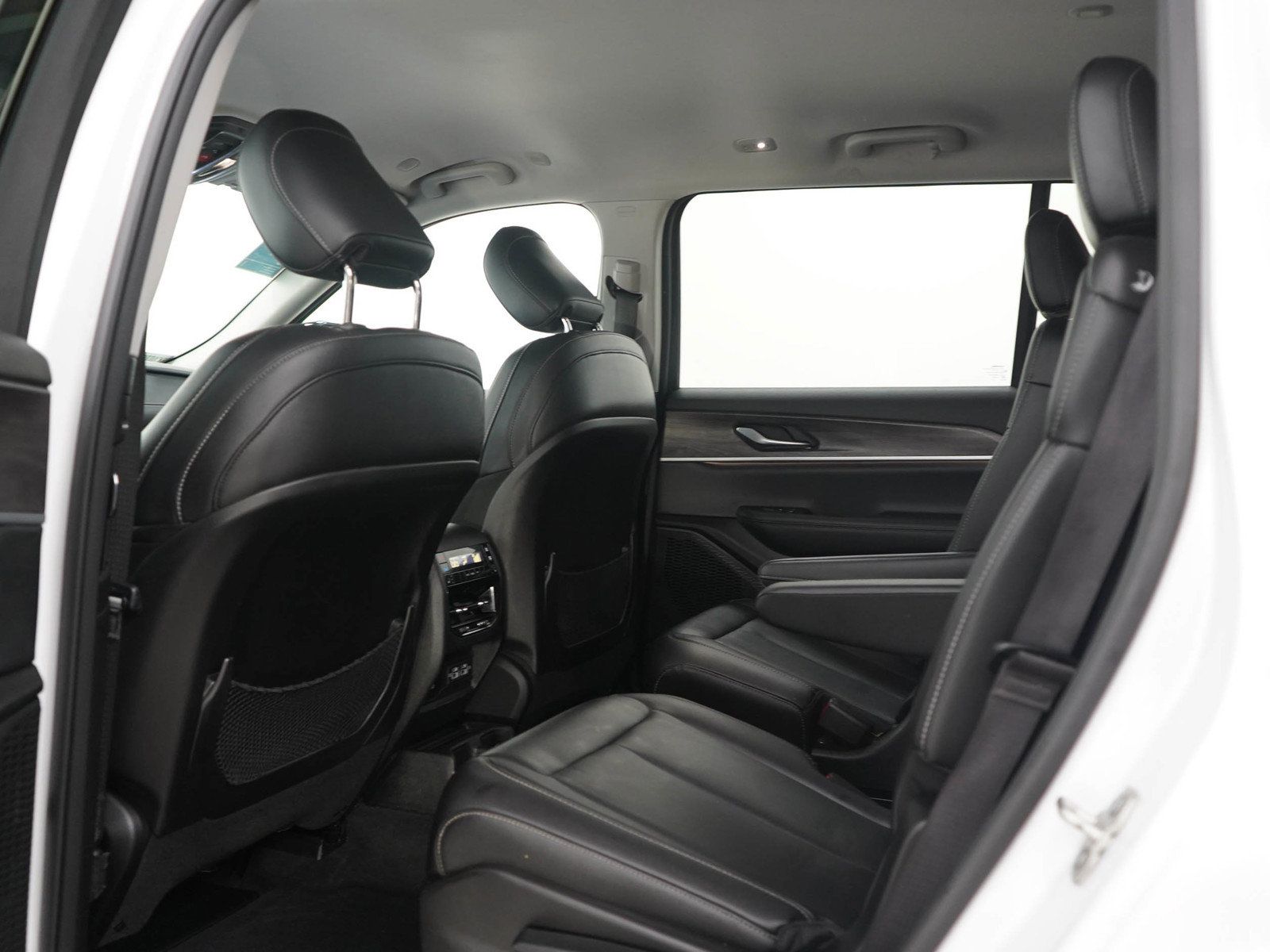 Used 2023 Jeep Grand Cherokee L Limited AWD/4WD image 19