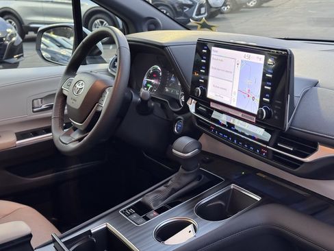 Used 2024 Toyota Sienna Limited image 27