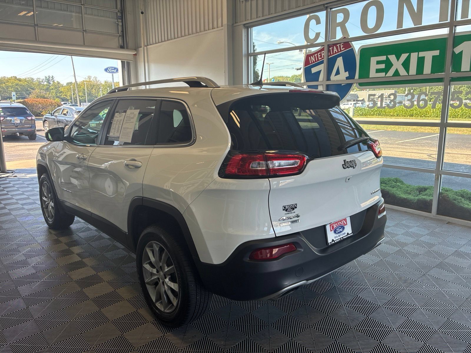 Used 2017 Jeep Cherokee Limited AWD/4WD image 4