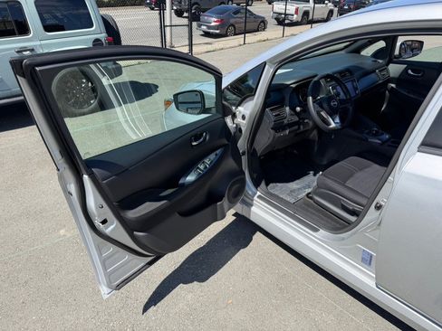 Used 2025 Nissan Leaf S FWD image 9