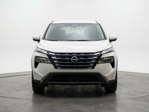 Used 2025 Nissan Rogue SV image 2