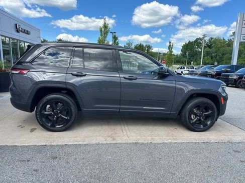 Used 2023 Jeep Grand Cherokee Altitude AWD/4WD image 9