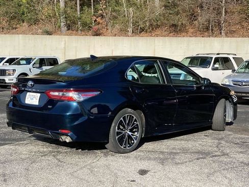 Used 2019 Toyota Camry SE image 3