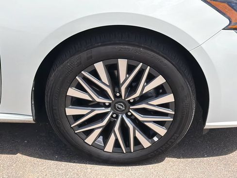 Used 2025 Nissan Altima 2.5 SV FWD image 12