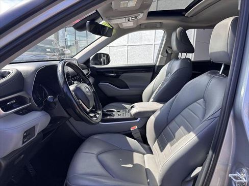 Certified 2021 Toyota Highlander XLE AWD/4WD image 10