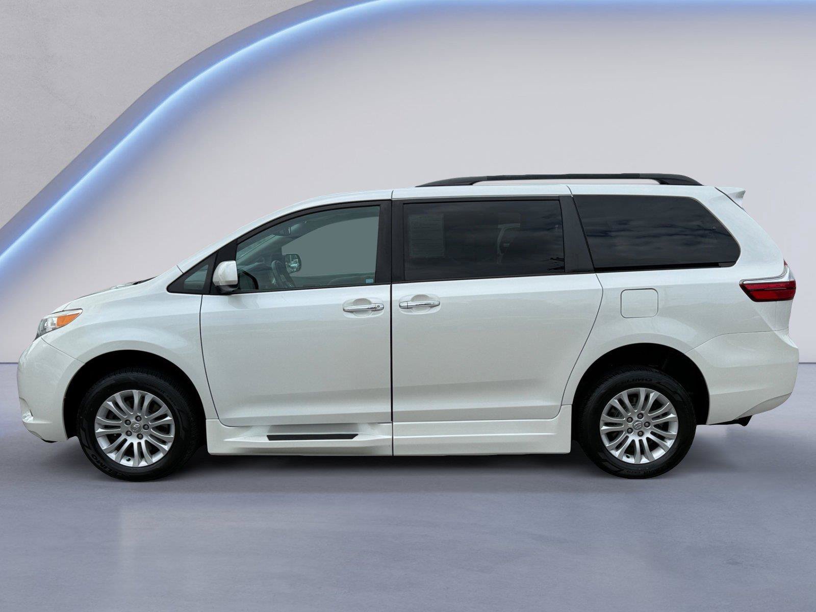 Used 2017 Toyota Sienna XLE w/ XLE Navigation Package FWD image 6
