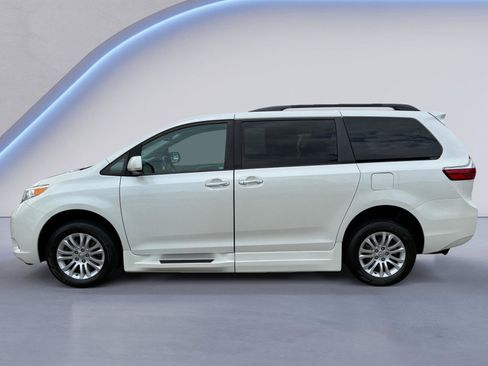 Used 2017 Toyota Sienna XLE w/ XLE Navigation Package FWD image 6