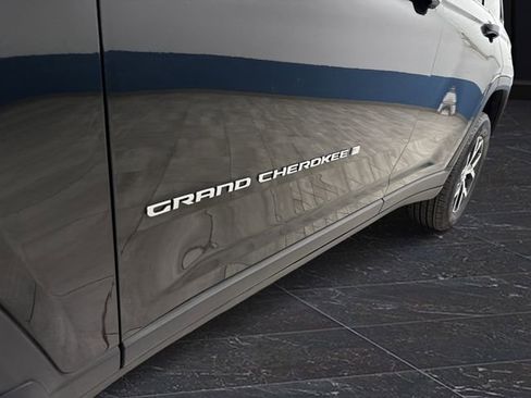 Used 2024 Jeep Grand Cherokee Limited w/ MOPAR Finishing Package image 37