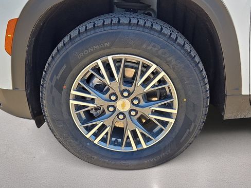 Used 2025 Chevrolet Traverse LT FWD image 10