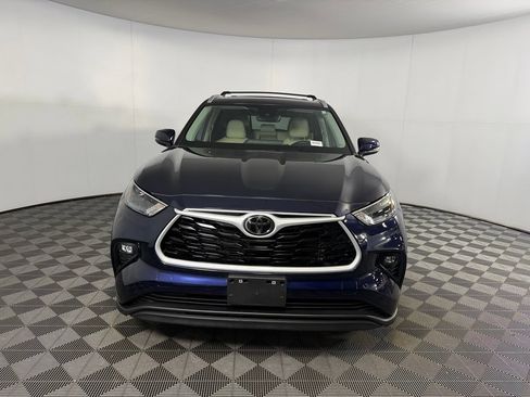 Used 2024 Toyota Highlander XLE FWD image 3