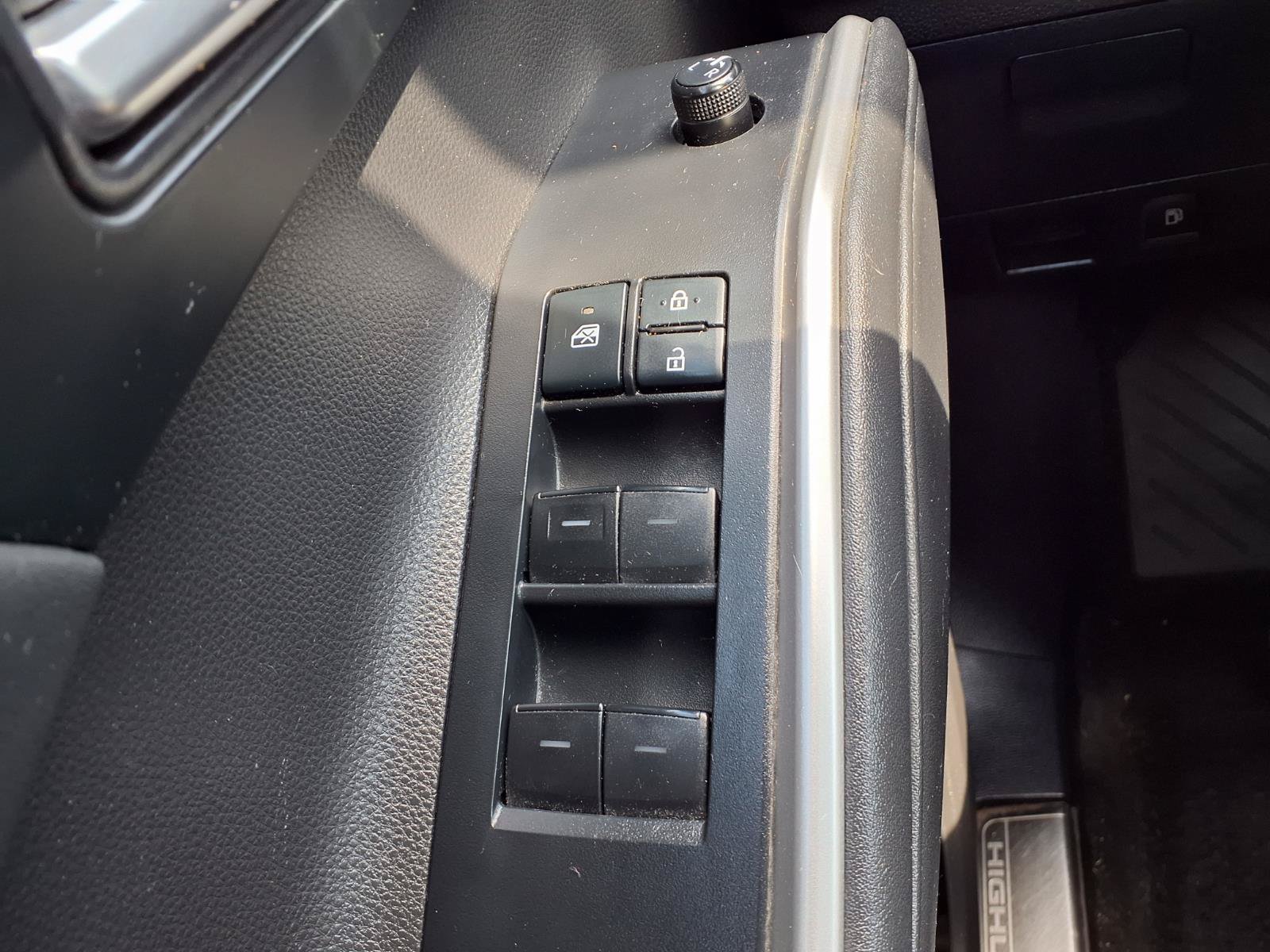 Used 2021 Toyota Highlander XLE FWD image 11