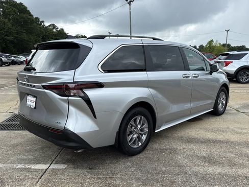 Used 2025 Toyota Sienna XLE FWD image 3