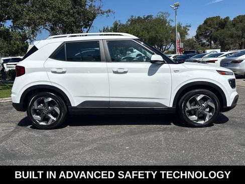 Used 2024 Hyundai Venue SEL FWD image 2