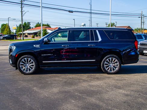 Used 2021 GMC Yukon XL Denali w/ Denali Premium Package AWD/4WD image 4