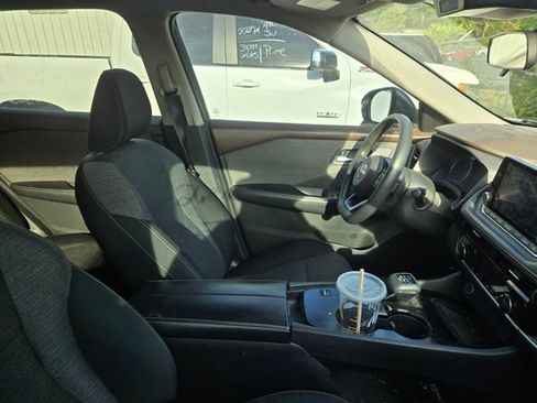 Used 2022 Nissan Rogue SV FWD image 2