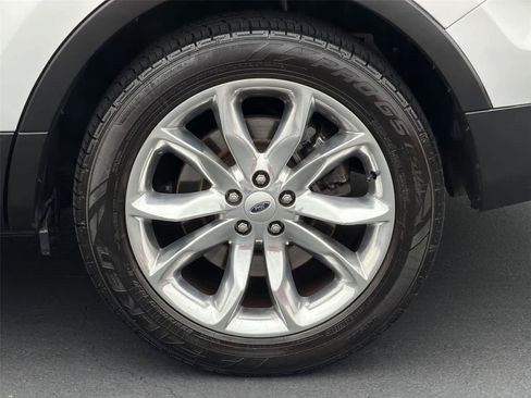 Used 2015 Ford Explorer XLT w/ Equipment Group 202B FWD image 9