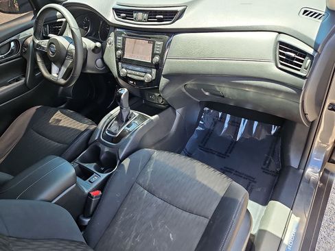 Used 2018 Nissan Rogue SV w/ Premium Package FWD image 34