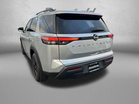 Used 2024 Nissan Pathfinder SV image 5