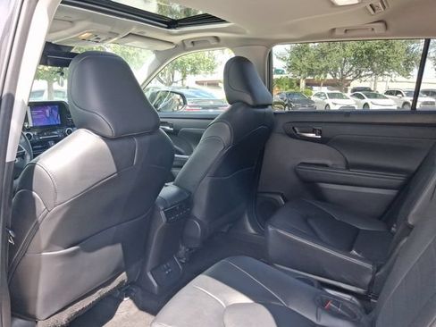 Used 2024 Toyota Highlander XLE FWD image 5