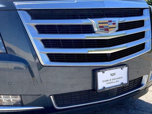 Used 2020 Cadillac Escalade Premium Luxury AWD/4WD image 31